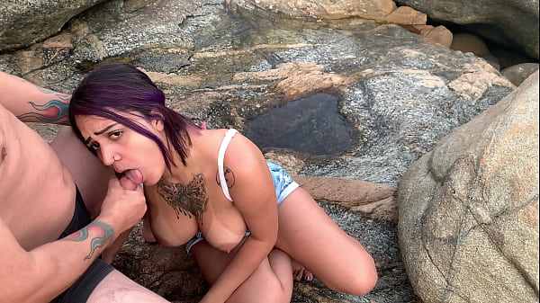 Gozei na boca da morena nas rochas da praia