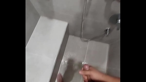 Ich Masturbiere Unter Der Dusche