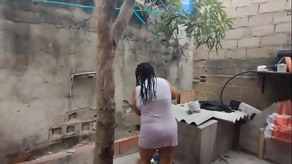 Download Video - Veo a mi vecina que tiene un gran culo mientras su marido no est&aacute; en casa&period; Espero que no se d&eacute; cuenta de que estoy mirando a su esposa&period;