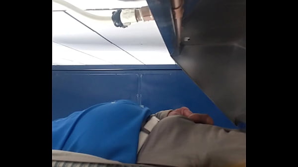 Coroa caçando no banheiro