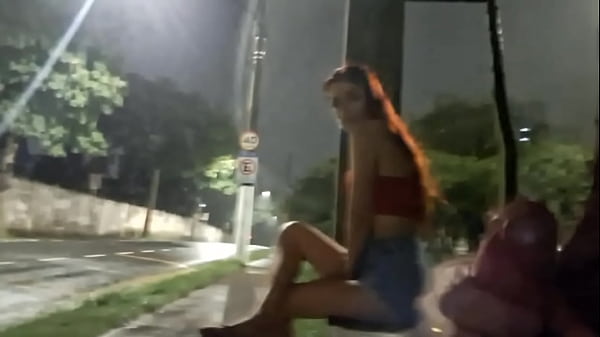 Download Video - Punheta arriscada na rua pra ruiva gostosa no ponto de onibus