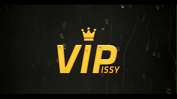 Floozy likes pissing in sex