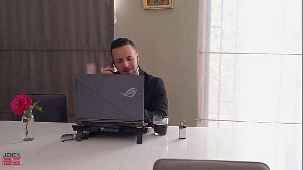 Amigo fodeu e corno assistiu