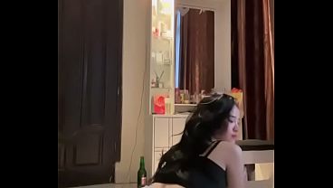 An Indonesian woman shakes her buttocks.