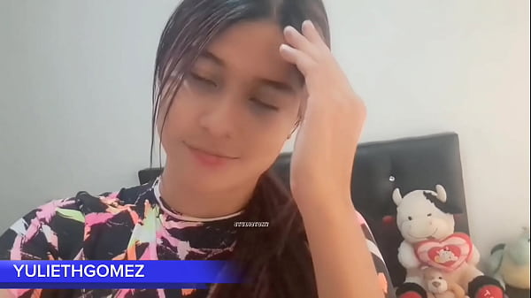 COLOMBIAN MASTURBATES HER PUSSY