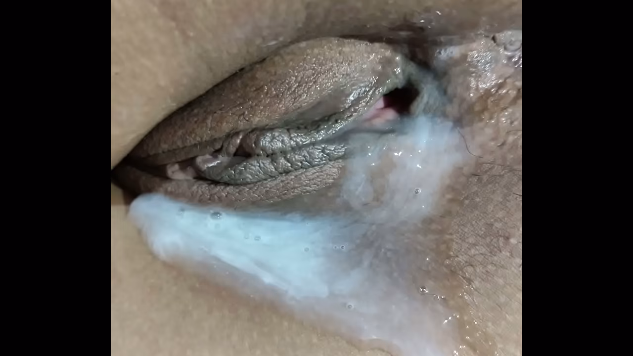 Humilhando o corno com feitiches em p&eacute_s, mostrei a sola do meu pezinho em quanto chupava outro e filmava para esse corno manso