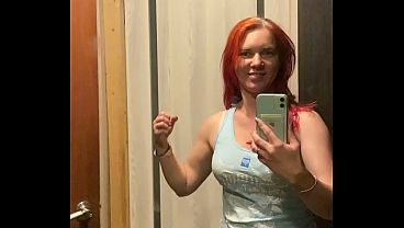 赤毛の熟女が鏡の前で大きな筋肉を見せつけた