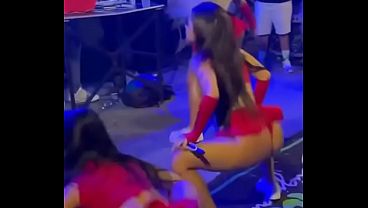 Novinha gostosa rebolando essa bunda gostosa
