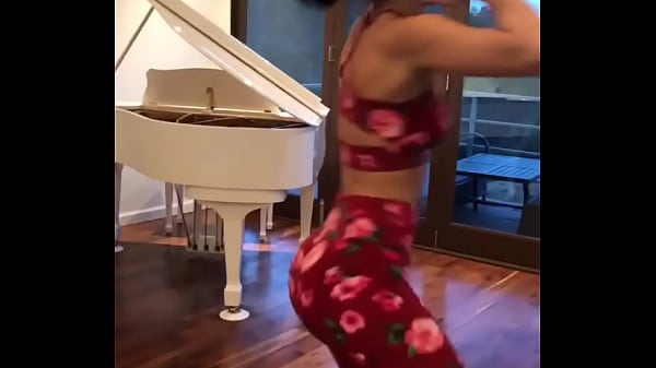 Lexy pantera moviendo el culo