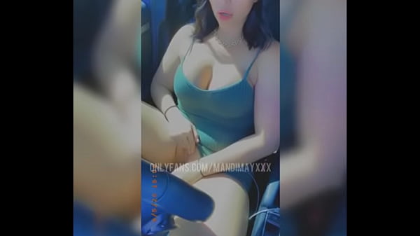 Milf fucks her pussy in drive thru