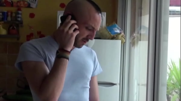 jeune mec bais&eacute; par un militaire muscl&eacute; et viril