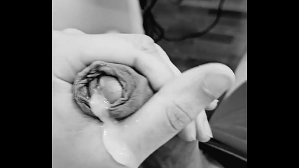 NOVINHO DOTADO GOZANDO GOSTOSO