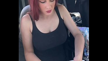 イタリアの巨乳で発情した熟女アルテミシアは車の中で食べるのが大好き