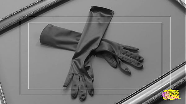 Foxy customer bombshells fight over shows and make up with fingering and eating pussy