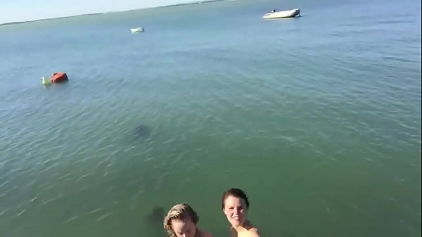 man wanks on naked girl,at beach