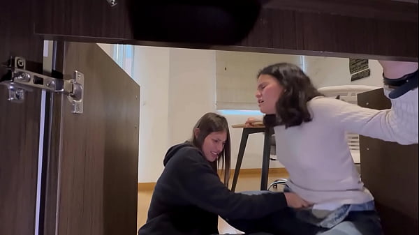 Download Video - No me hab&iacute;a dado cuenta que mi criada estaba tan buena&comma; se agacho para limpiar el estudio&period;