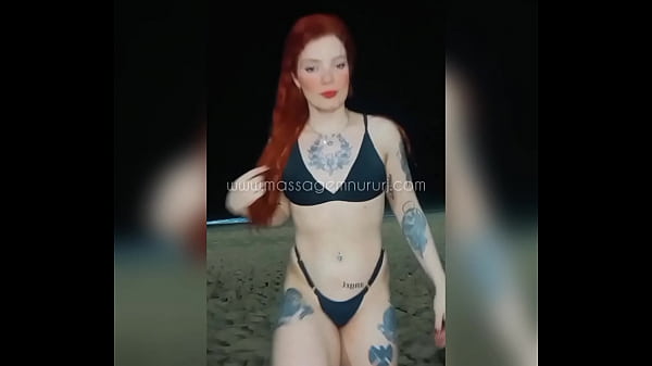 Ruivinha massagista na praia de Copacabana rio de janeiro, Brasil