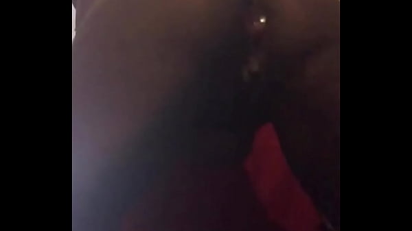 Épaisse Ébène Cornée Applaudit Le Cul Et La Chatte Humide Avec Son Cul Branché