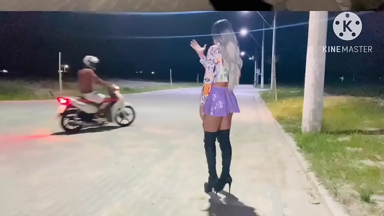 MOTOCICLISTA PASÓ Y VIO A LA TRAVIESA CON VESTIDO SIN BRAGAS Y VOLVIÓ A PONERLA A PECHO Y FUDERLE EL CULO EN MEDIA DE LA CALLE
                    outdoor amateur big ass amateurs bareback amador rua moto vestido sem calcinha muchos negros