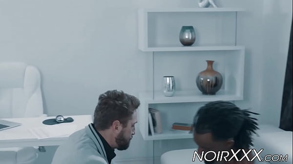 Homme D'affaires Bordé Et Baisé Analement Par Un Étalon Noir Athlétique