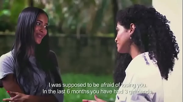 Mujeres bes&aacute;ndose