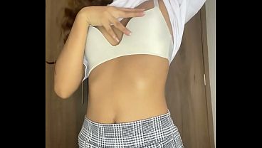 小柄な女子高生のヌードボディ崇拝