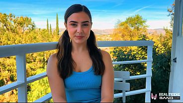 フダの若い女性、バイオレット・ドーン：危険な屋外露出とPOVセックス
