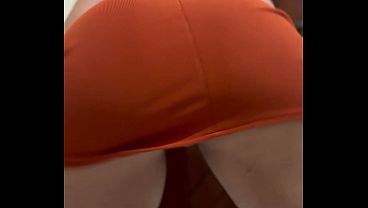 Curly-haired married woman dancing funk without panties in a tight dress, showing off her delicious pussy; her friend couldn't resist and ate her out until he came - COMPLETE ON RED