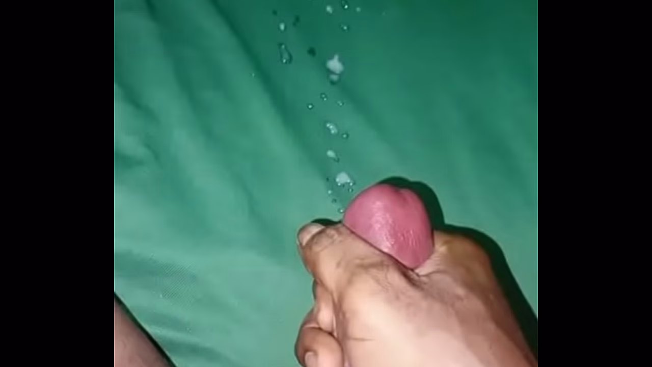 Un africano con una gran polla negra eyacula a chorros antes de irse a trabajar.
                   homemade solo muchos negros