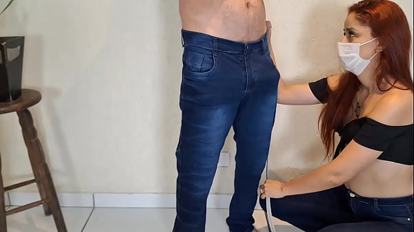 La sarta sposata lascia il cliente con un cazzo duro!