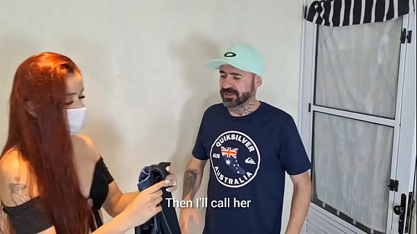 La sarta sposata lascia il cliente con un cazzo duro!