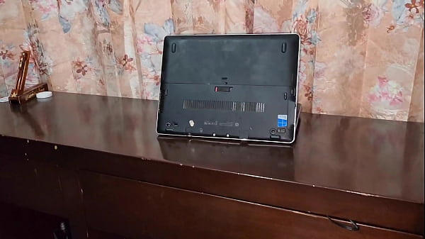 Laura receives the computer technician without money and he charges him hard follandola.
