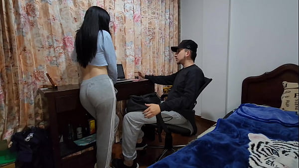 Laura receives the computer technician without money and he charges him hard follandola.