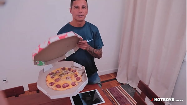 Reclamei da pizza e tomei no cú