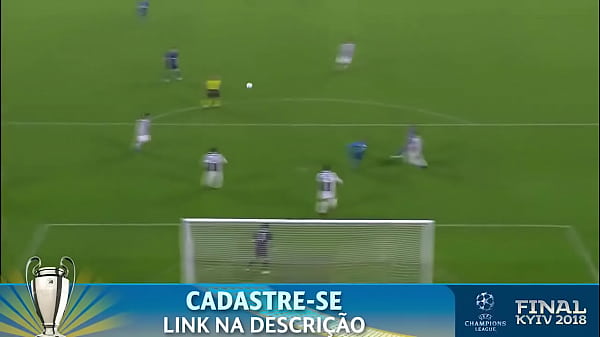 Cristiano metendo bola com tudo na Juventus