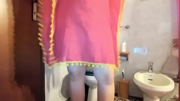 Download Video - Distruggo le lettere del mio ex ragazzo e ci piscio sopra