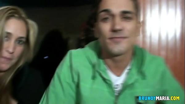 Download Video - Preciosa NENA Pija y con Con Cara y Cuerpo de Infarto Follada Por Dos Desconocidos