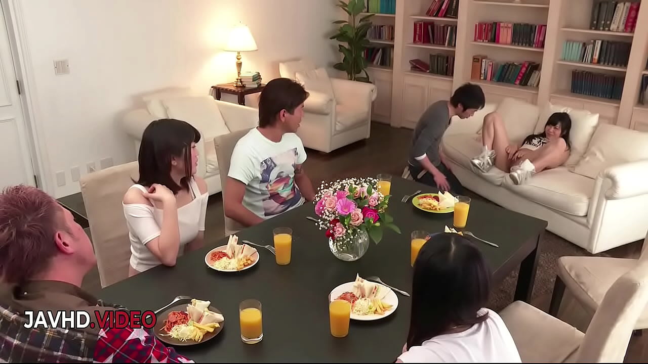 Las seductoras chicas japonesas satisfacen profundamente sus antojos de creampie
                        asian rough sex japanese jav muchos negros
