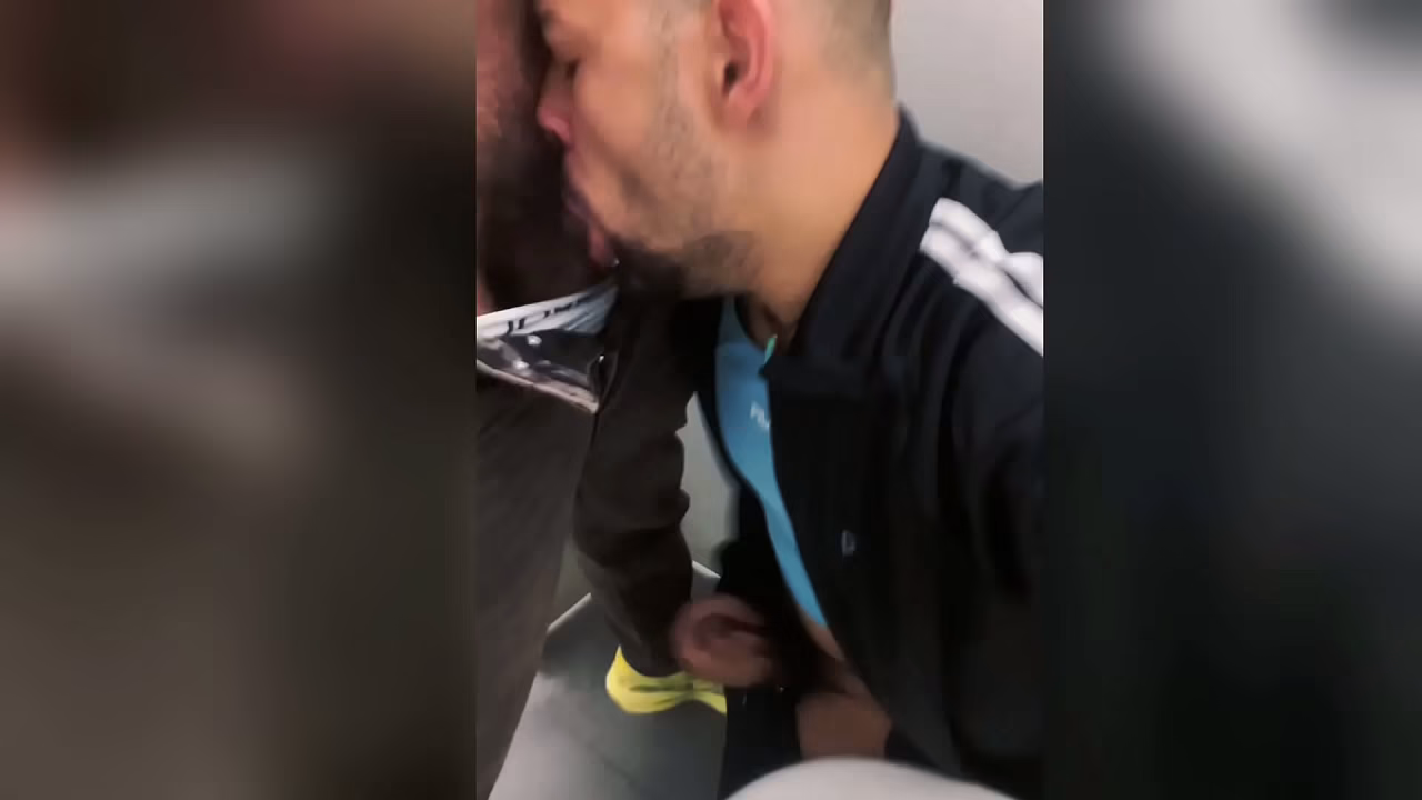 Fodido por um desconhecido no banheiro