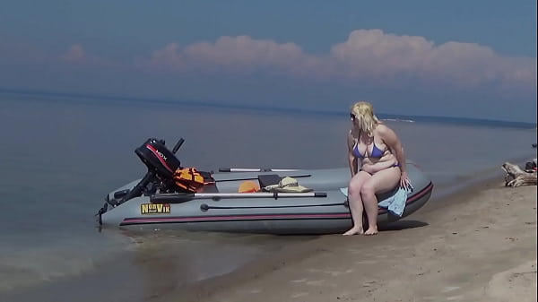 Mommy does little pranks on the coast.