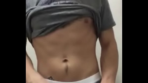 Boy bate uma punheta escondido no trabalho