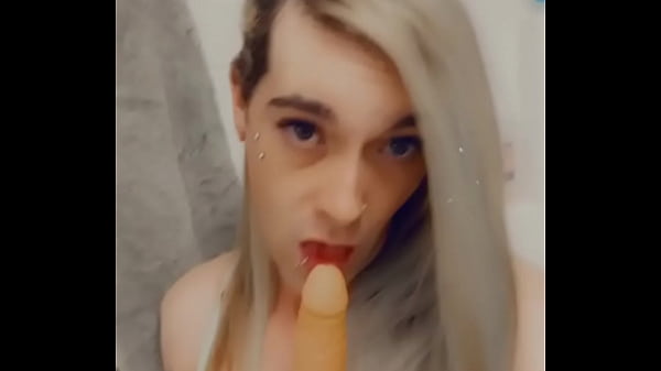 Hot Tiny Bikini Babe Loves Dropping to Her Knees