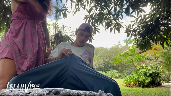 Probando la nueva manguera del jardinero
                   Probando la nueva manguera del jardinero muchos negros