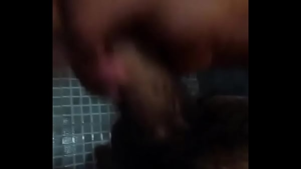 Se masturba en el baño.