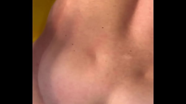 Novinho hetero deixou a namorada em casa e veio...