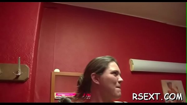 Dark chocolate hooker gives white dude a steami...