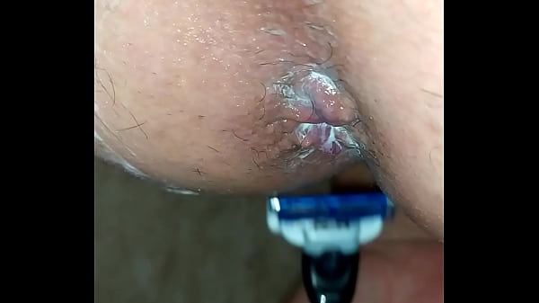 Download Video - Gay - Depilando o Rab&atilde;o Para Levar Vara