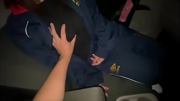 Download Video - 【彼女と真夜中のカーSEX】誰もいない道端でカーテンで車をおおって、イチャイチャSEXする大&bigcirc;生カップル。