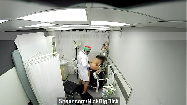 Ginecologo le hace un examen de co&ntilde;a a esta pre...