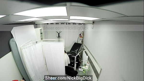 Ginecologo le hace un examen de co&ntilde;a a esta preciosa chica